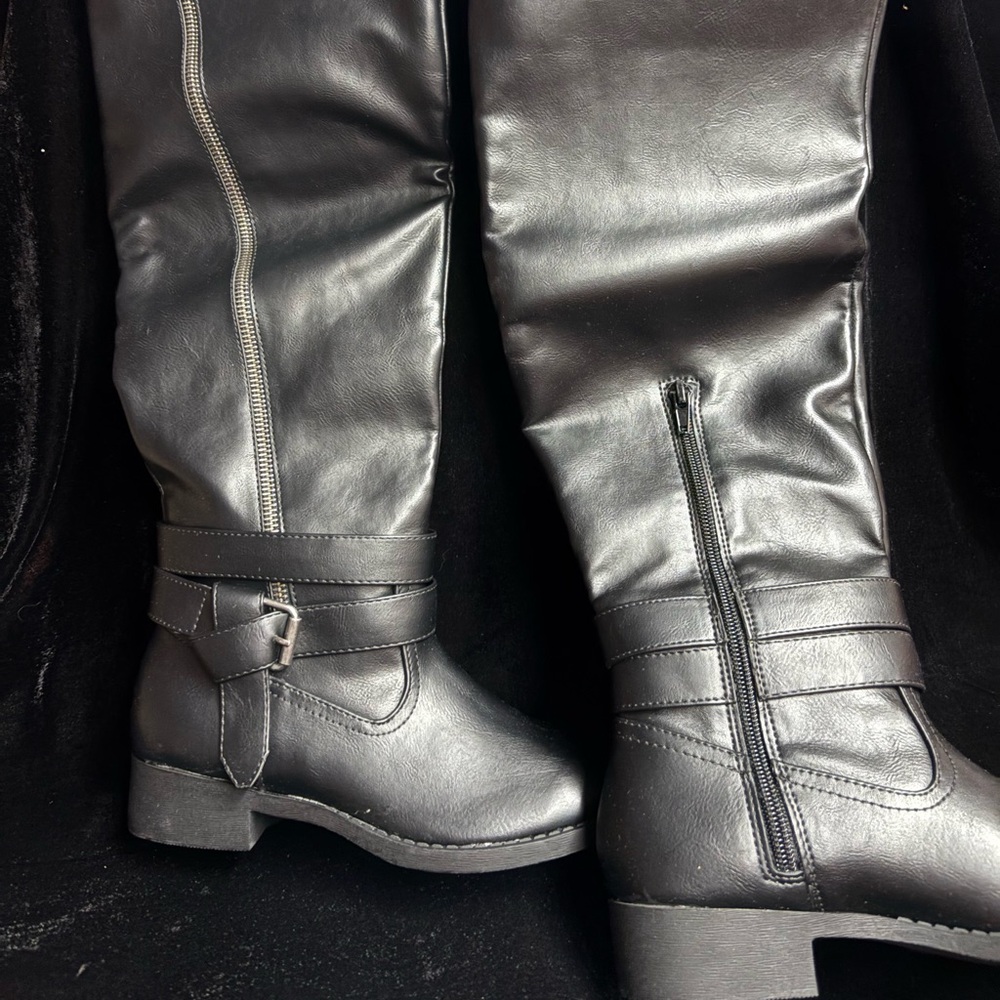 Brand new pair of black boots. Size 5.5 with zippers.